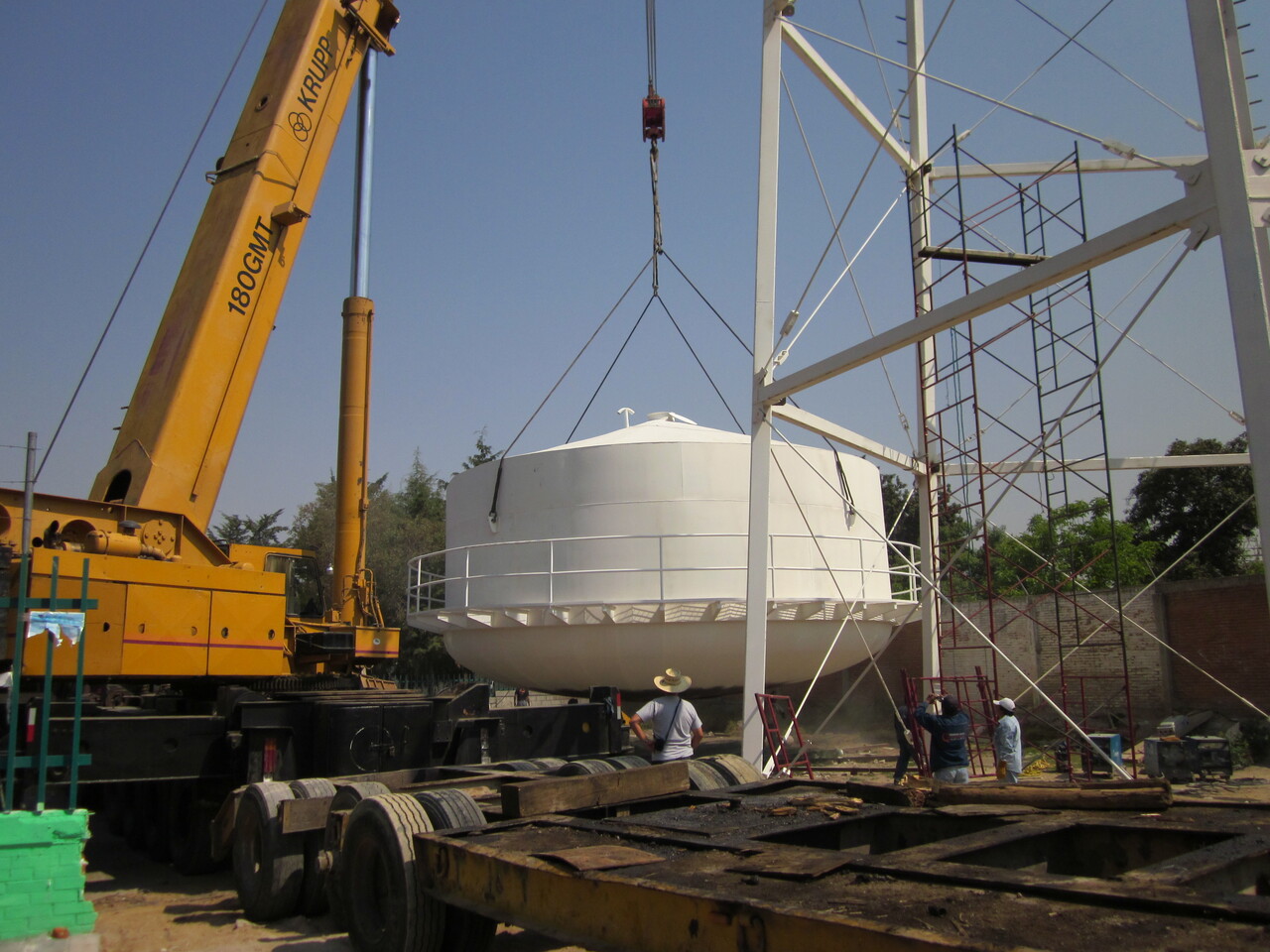 Techo de metal blanco bajo un cielo azul con nubes esponjosas.