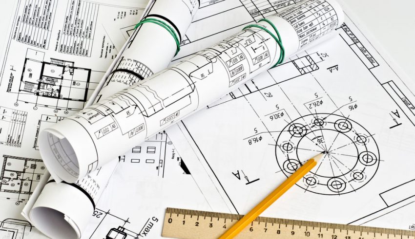 Línea de producción industrial con maquinaria moderna en una fábrica bien iluminada.