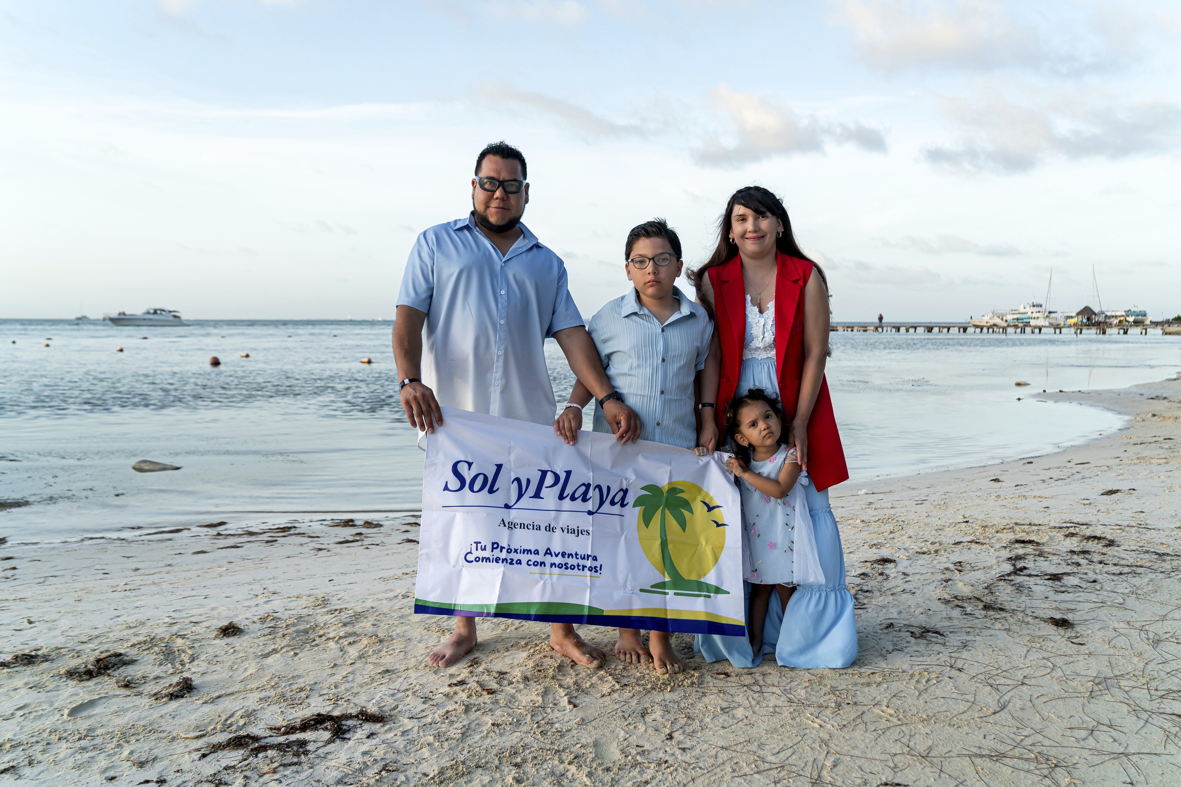 https://0201.nccdn.net/4_2/000/000/038/2d3/luxartifices-riviera-maya-beach-family-photos0018.jpg