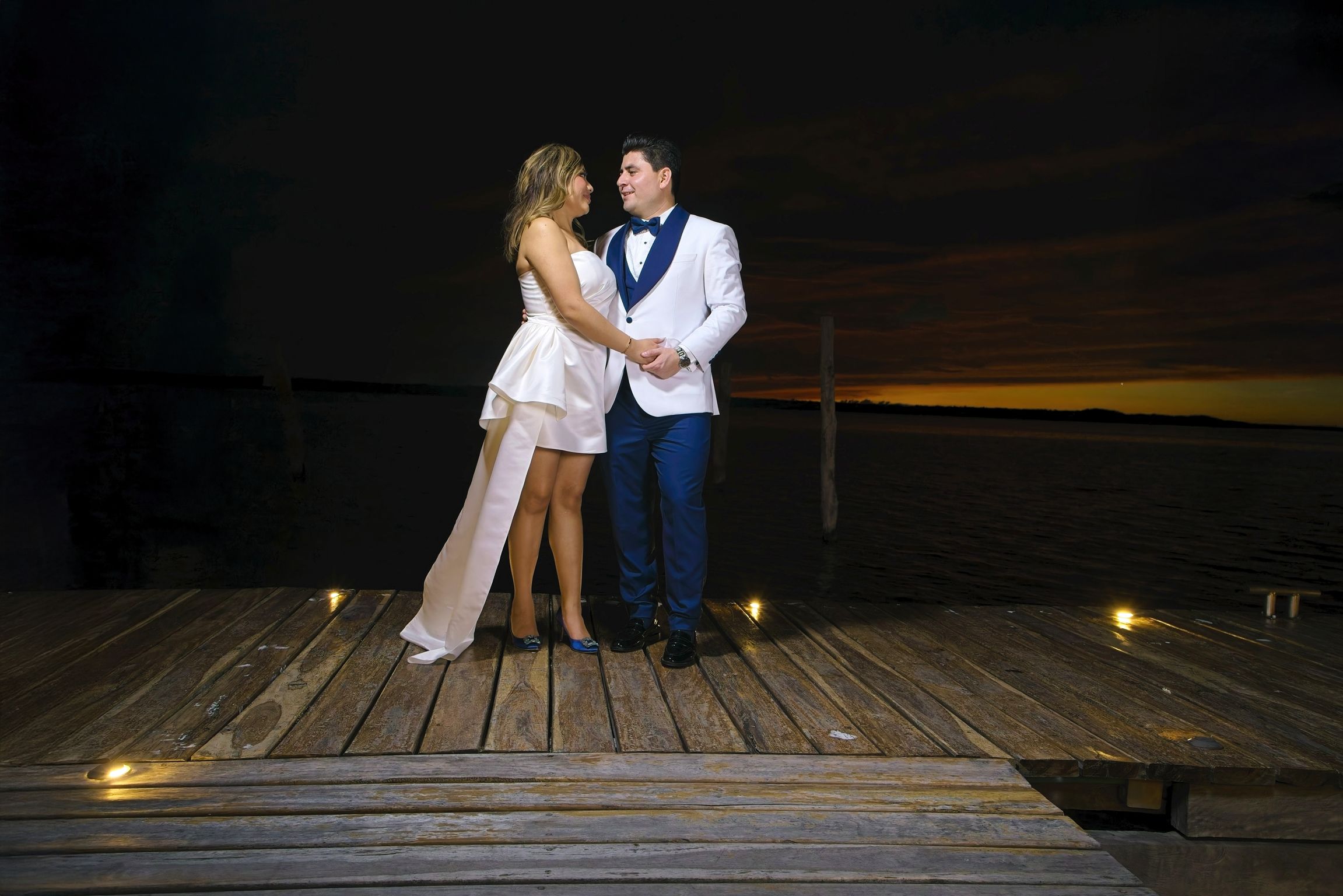 https://0201.nccdn.net/4_2/000/000/038/2d3/luxartifices-wedding-navios-cancun-bride-and-groom-sunset066.jpg