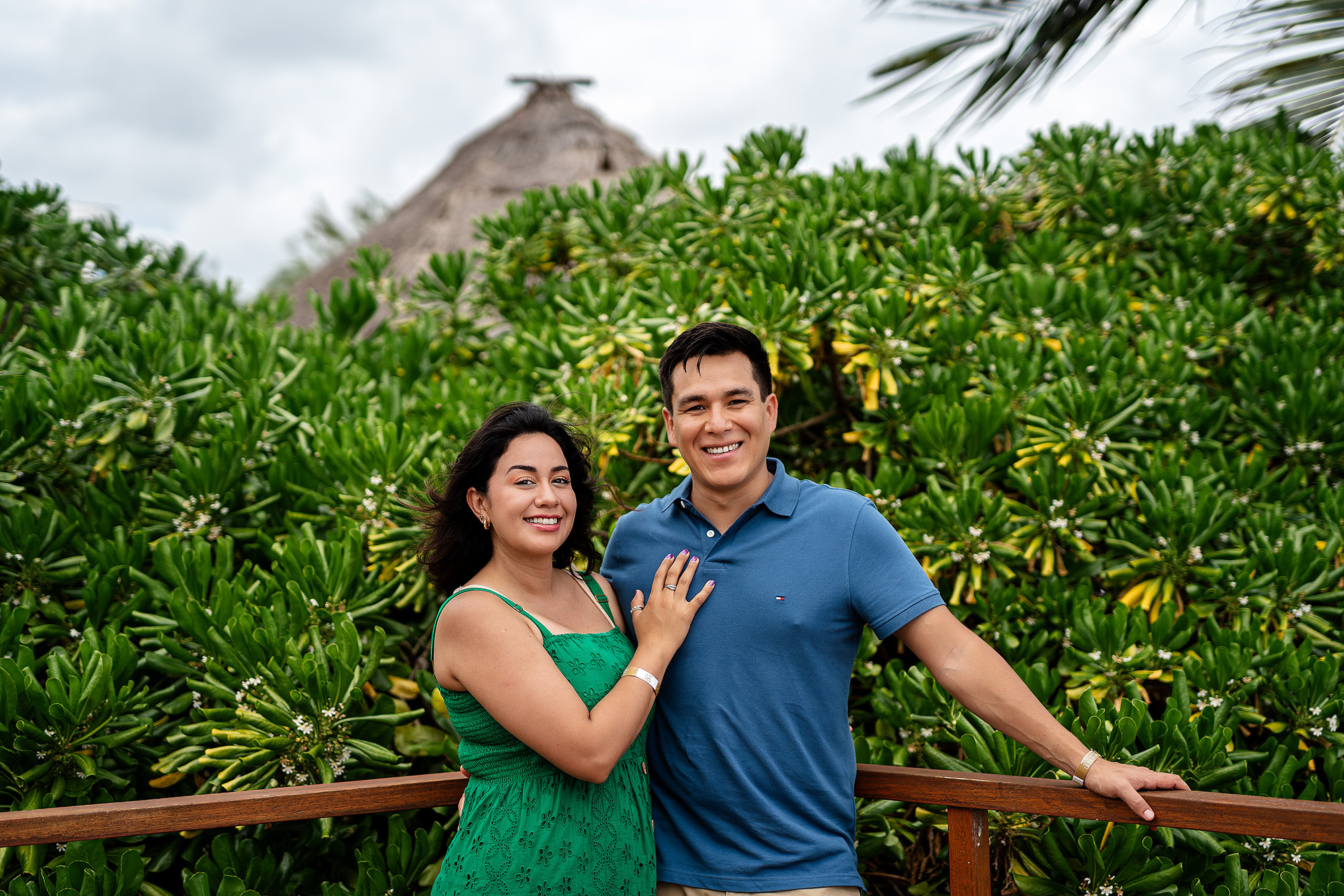 Pedida de mano en la playa de Puerto Morelos, fotografía natural para novios que buscan fotógrafo de bodas en Riviera Maya