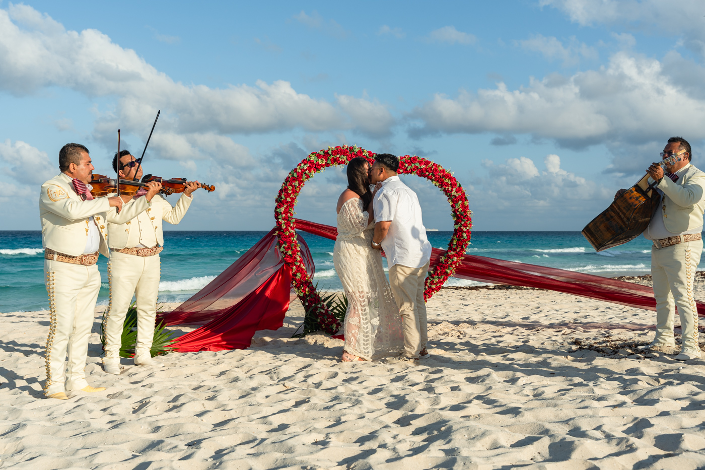 https://0201.nccdn.net/4_2/000/000/038/2d3/romantic-mariachi-proposal-in-cancu%CC%81n067.jpg