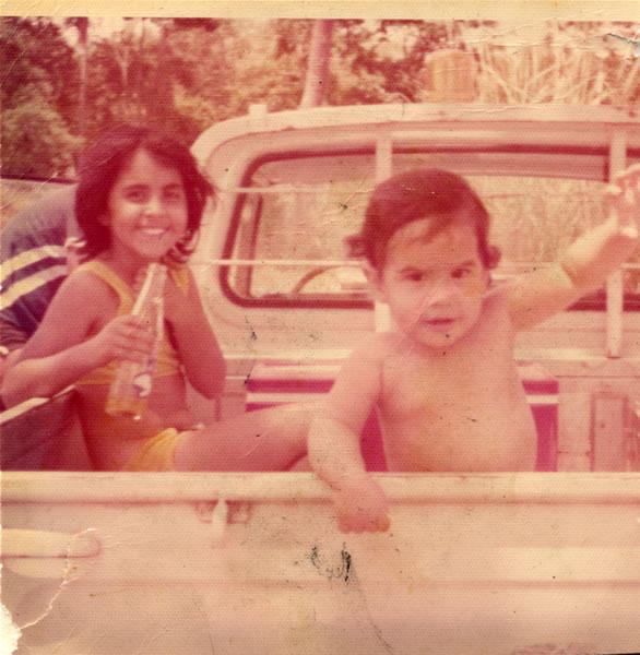 Rony y yo en un domingo de playa. El tenía 8 meses y yo 8 años. Era un bebé muy lindo. 