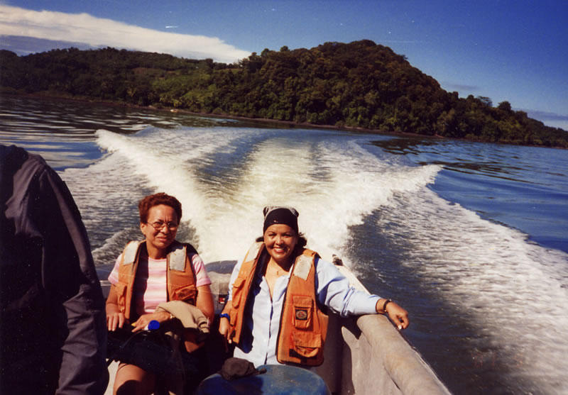 Aquí estás a la derecha en la lancha. Junto a ti está Elvia. A ti te encantaban todos esos paseos.