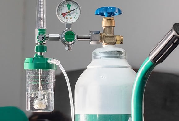 Cilindro de oxígeno médico con manómetro, regulador y humidificador para terapia respiratoria