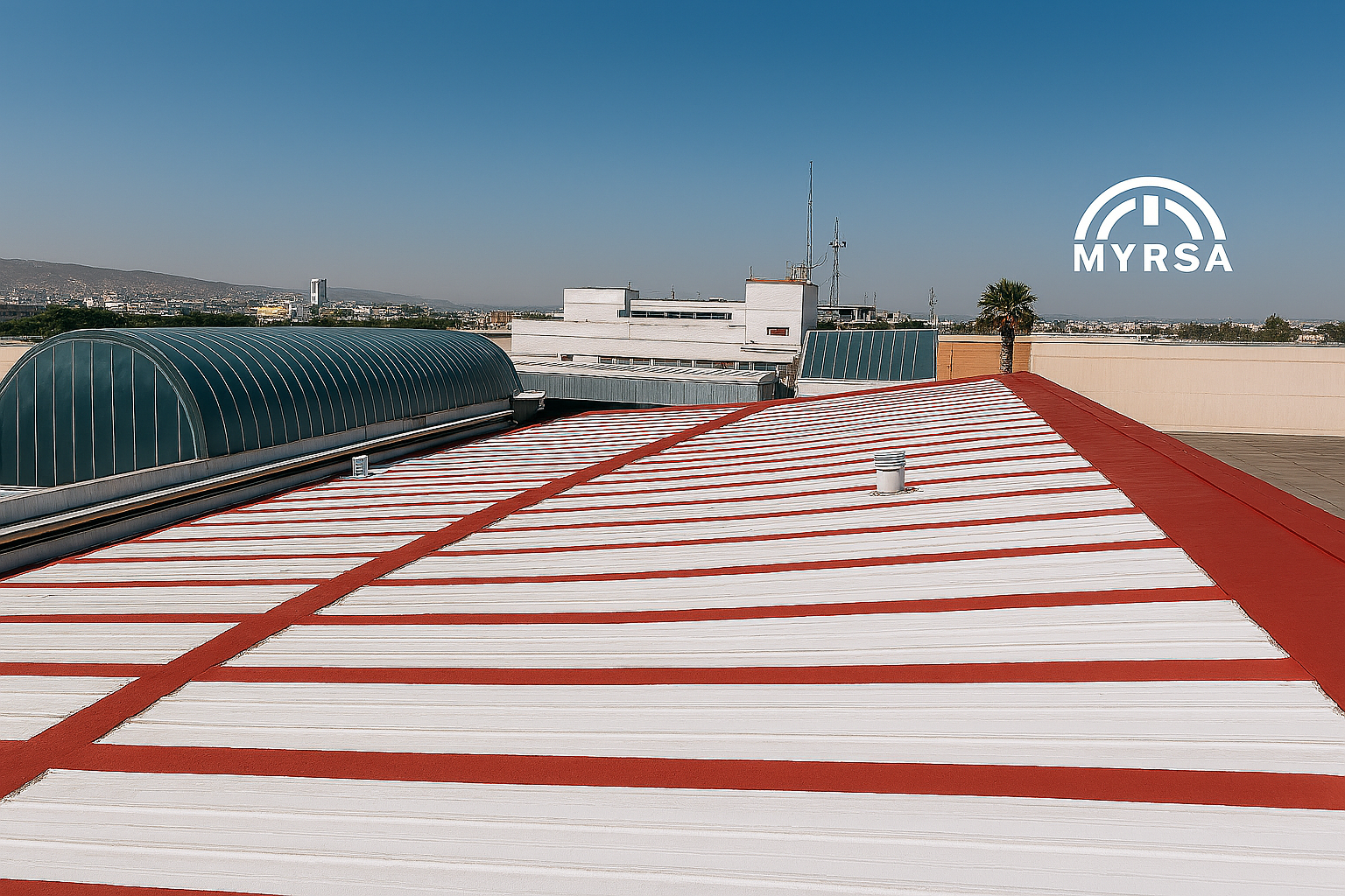 Hombre sonriendo con casco de seguridad amarillo y chaleco reflectante en un almacén.