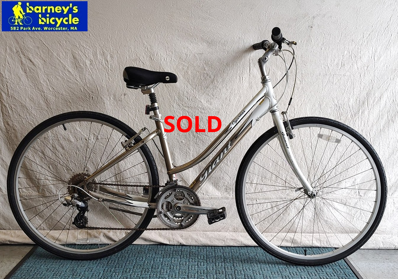 Giant Cypress Step Thru
Frame Size: 17" MD / Rider Height: 5'6-5'9
Price: $379.00 (Professionally Tuned)
