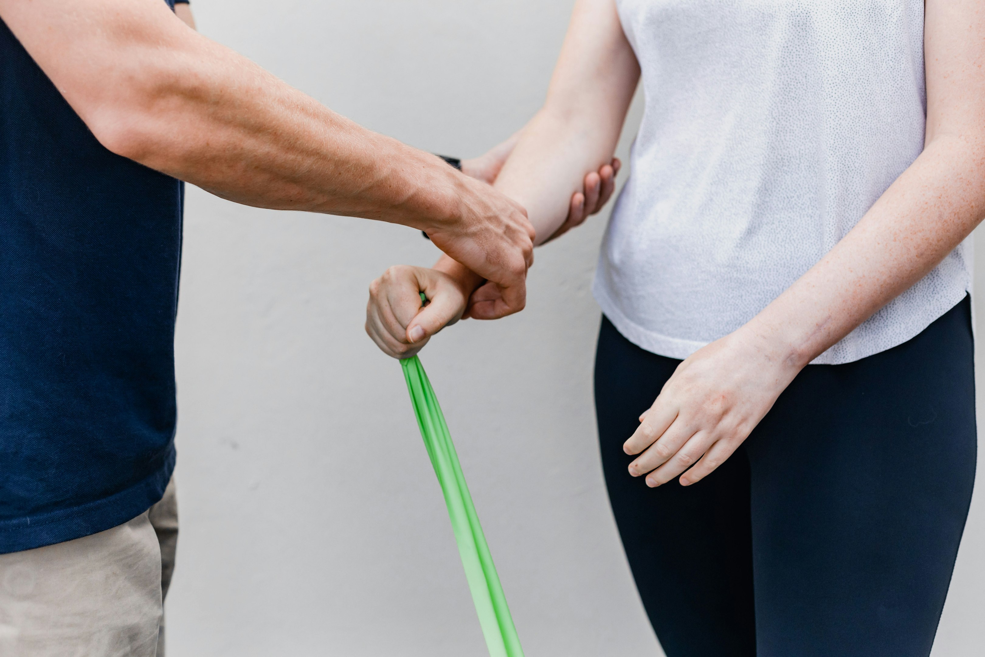 un hombre y una mujer sosteniendo un palo verde