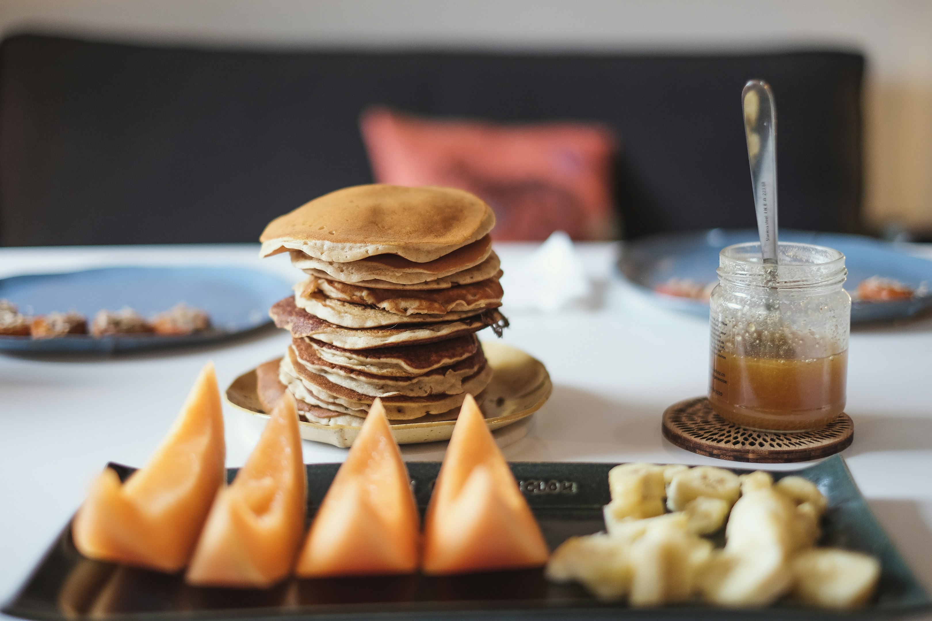 pastelito marrón en plato de cerámica blanco