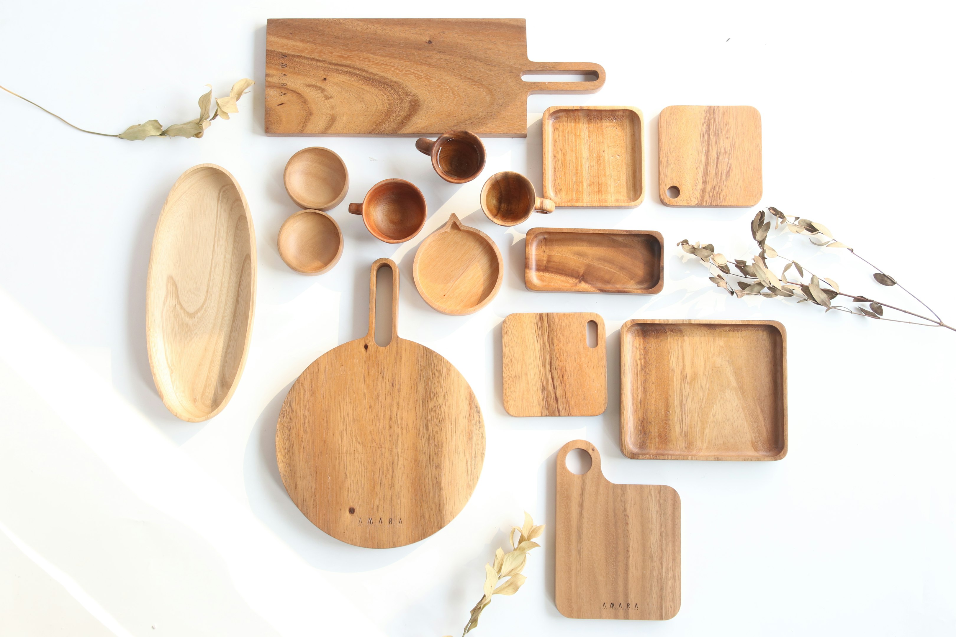 vista superior de utensilios de cocina de madera de formas y tamaños variados