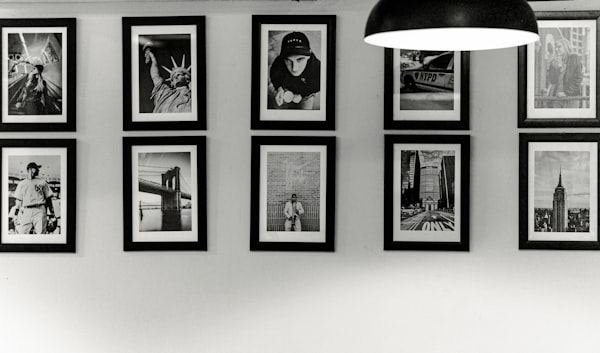 una pared con fotos en ella