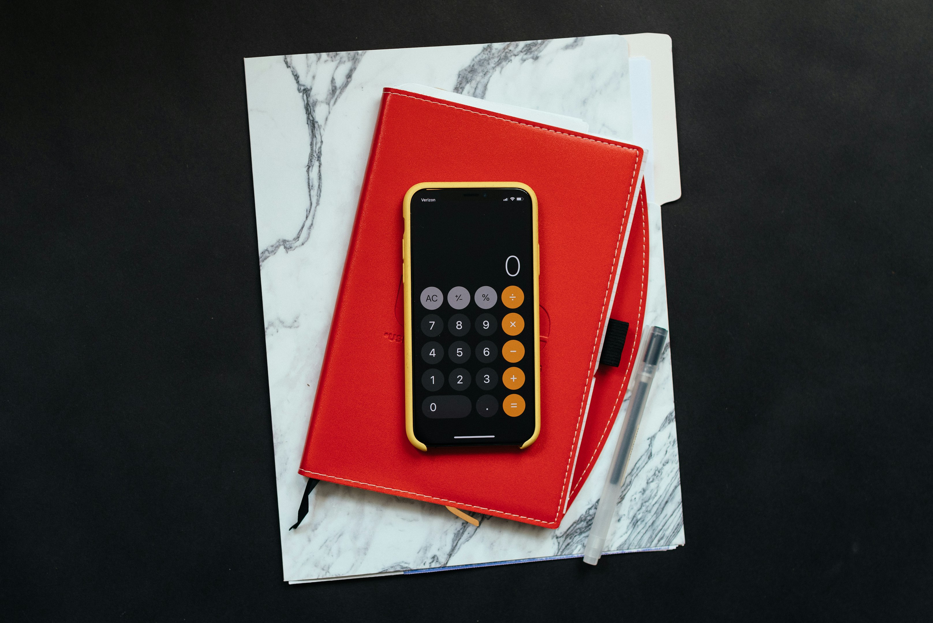 smartphone Android negro en funda roja
