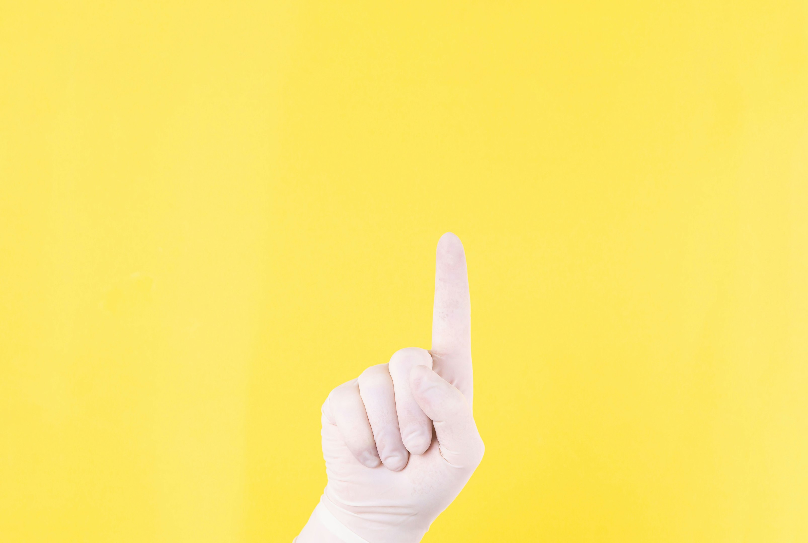 la mano izquierda de la persona haciendo el signo de aprobación