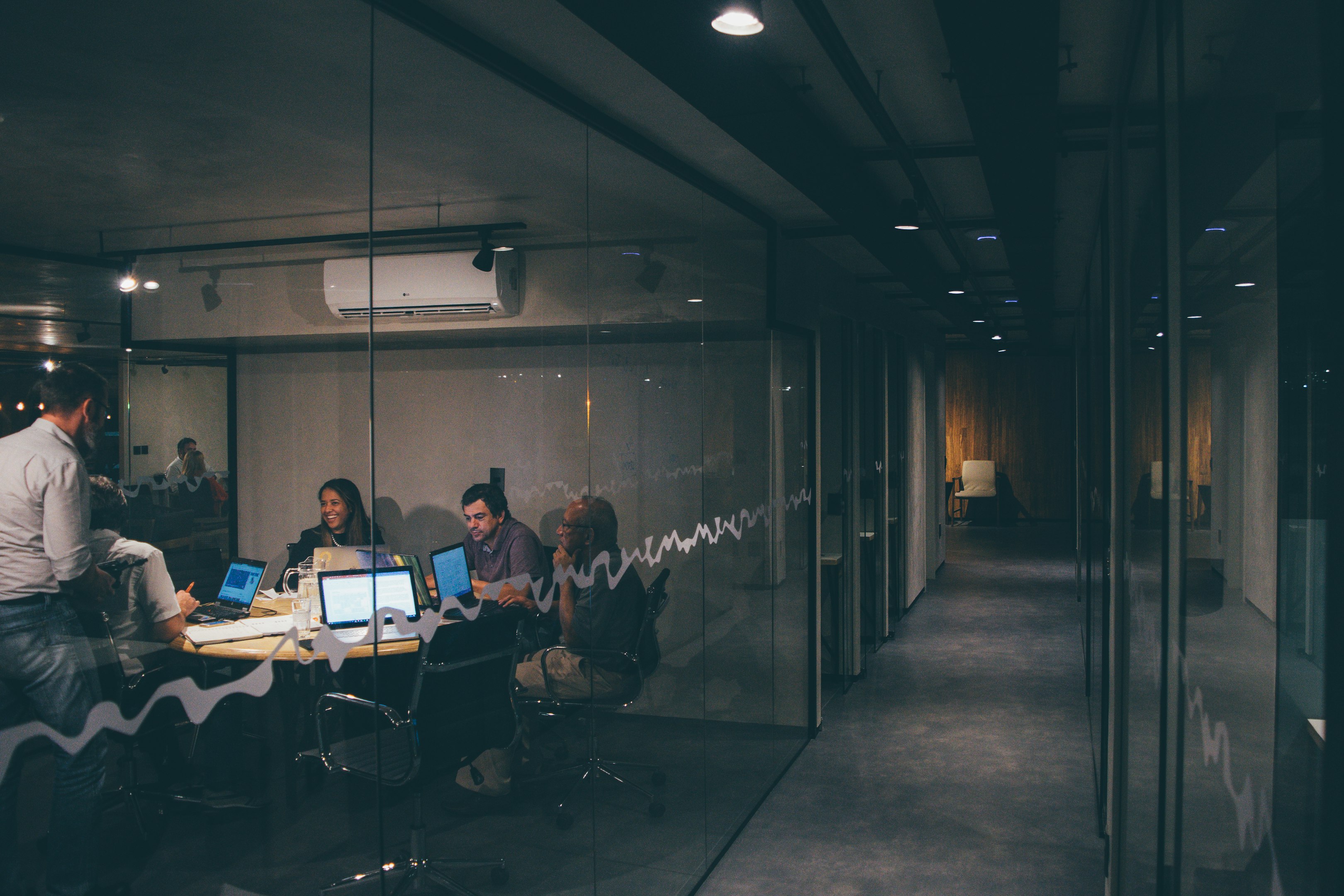 Grupo de personas empresarios o empleados trabajando en soluciones a las empresas y negocios.