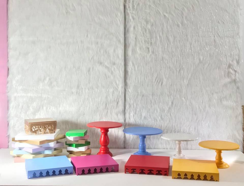 Bases Planas Troqueladas
Medidas: 30cm X 30cm 
$20.000
Base Redonda Para Postres
Alquiler $20.000
Bases de Postres Cuadradas 
Medidas: Pequeño 15cm x 15 cm 
Grande 30cm x 30cm 
Pequeña $ 10.000
Grande $ 10.000 
Base Troquelada Arabesco Pequeña 20cm X 22 cm $ 20.000