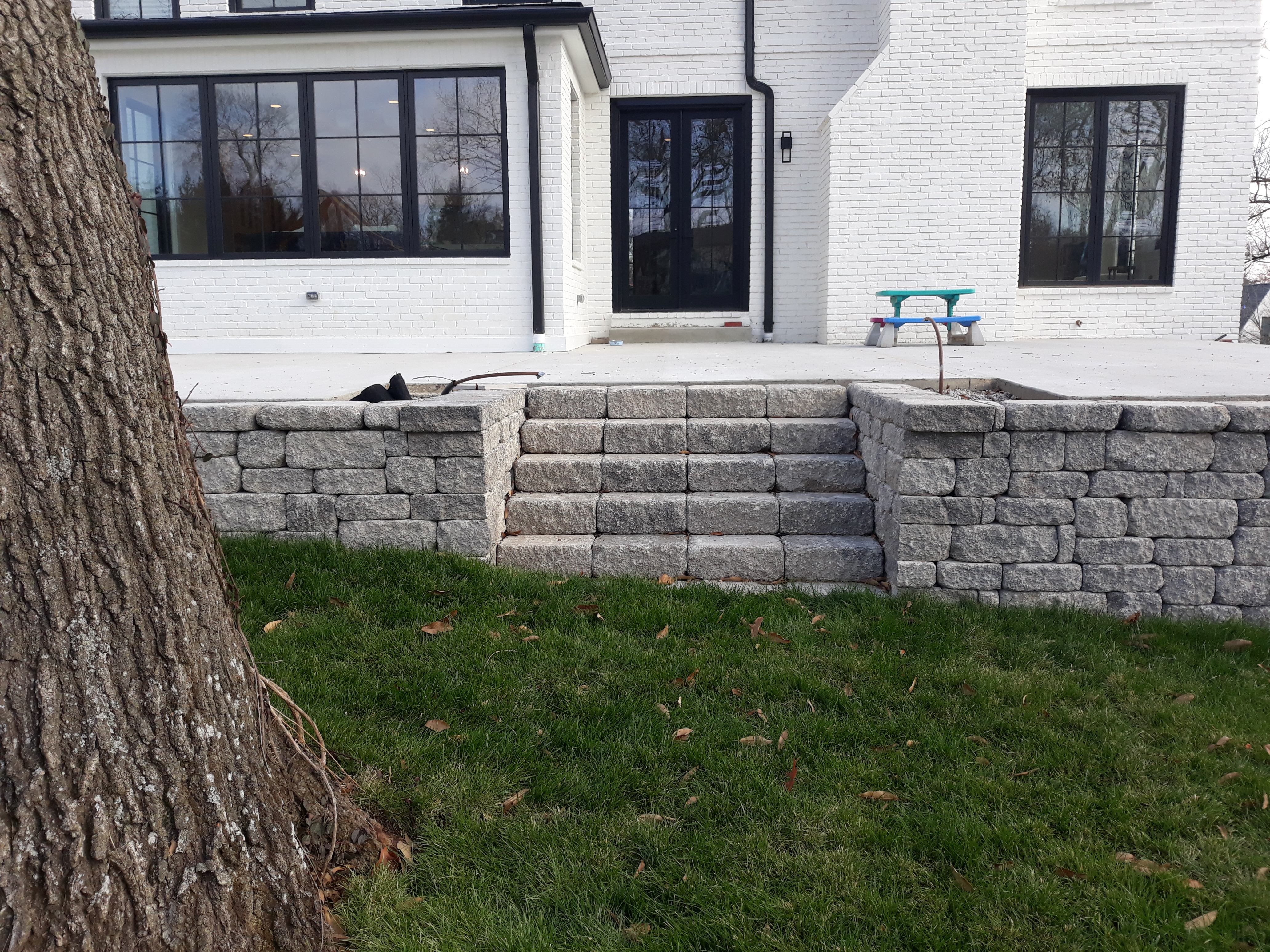 https://0201.nccdn.net/4_2/000/000/038/2d3/weathered-mosaic-charcoal-versalok-steps.jpg