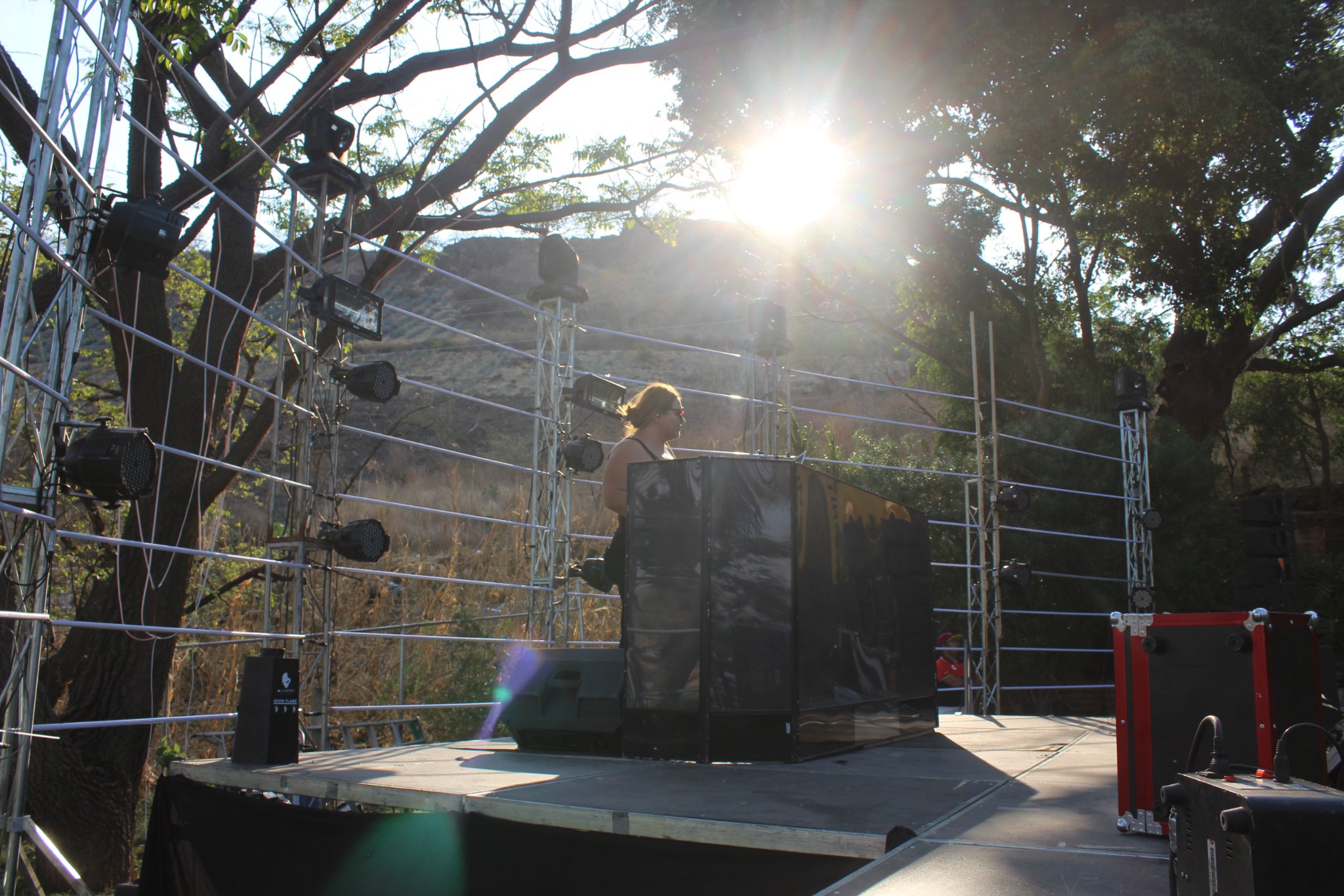 Una mujer joven sonriendo mientras estudia en una mesa con libros, en un ambiente de oficina moderno. Una mujer joven sonriendo mientras estudia en una mesa con libros, en un ambiente de oficina moderno.