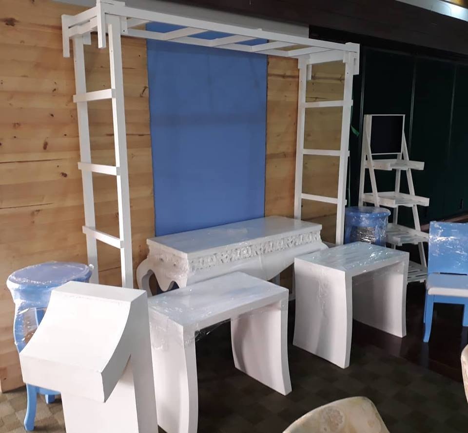 Troquelada Blanca 4 Lados
$ 120.000
79 CM DE ALTO
1.20 DE ANCHO
50CM DE PROFUNDIDAD
Aux Blanca Pata Ola $ 50.000
Aux Azules $ 50.000