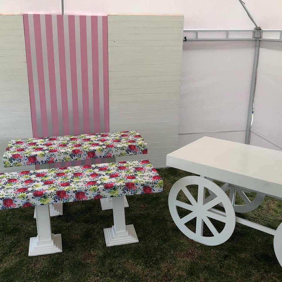 * Meson Doble Tapizado
de Flores $ 120.000
* Tipo Carreta $ 130.000