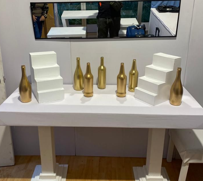 Botella vidrio dorado 
$8.000
Escalera de Mesa Color blanco 30.000