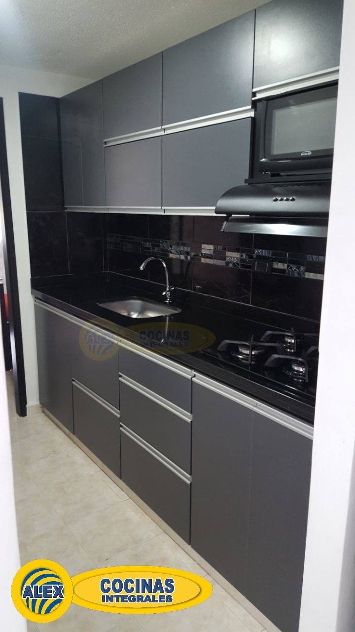 Cocina lineal color Kromo con manija perfil aluminio