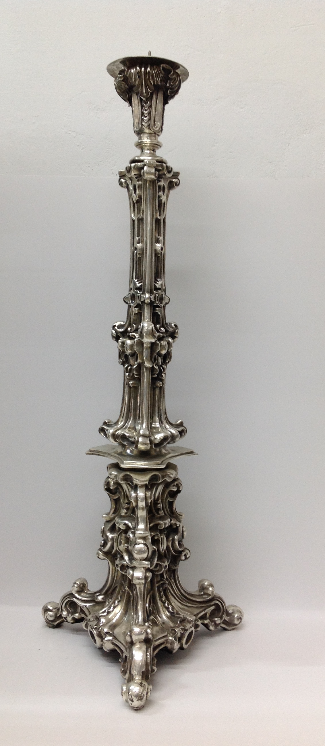 CANDELERO DE PLATA CON RELIEVES DE 80CM.

preguntar por existencias.