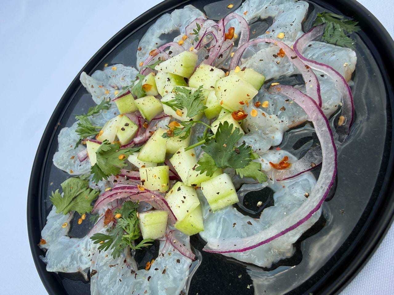 Mariscos gourmet en restaurante elegante con salmón, paella, ostras, vieiras y pescado fresco servidos en mesa