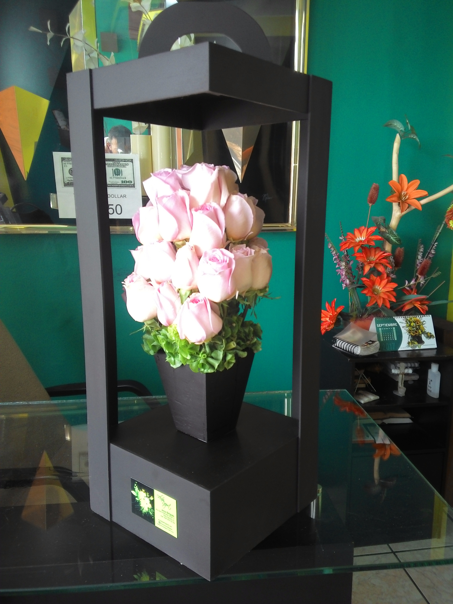 Arreglo cono de nieve 24 rosas.
$ 900