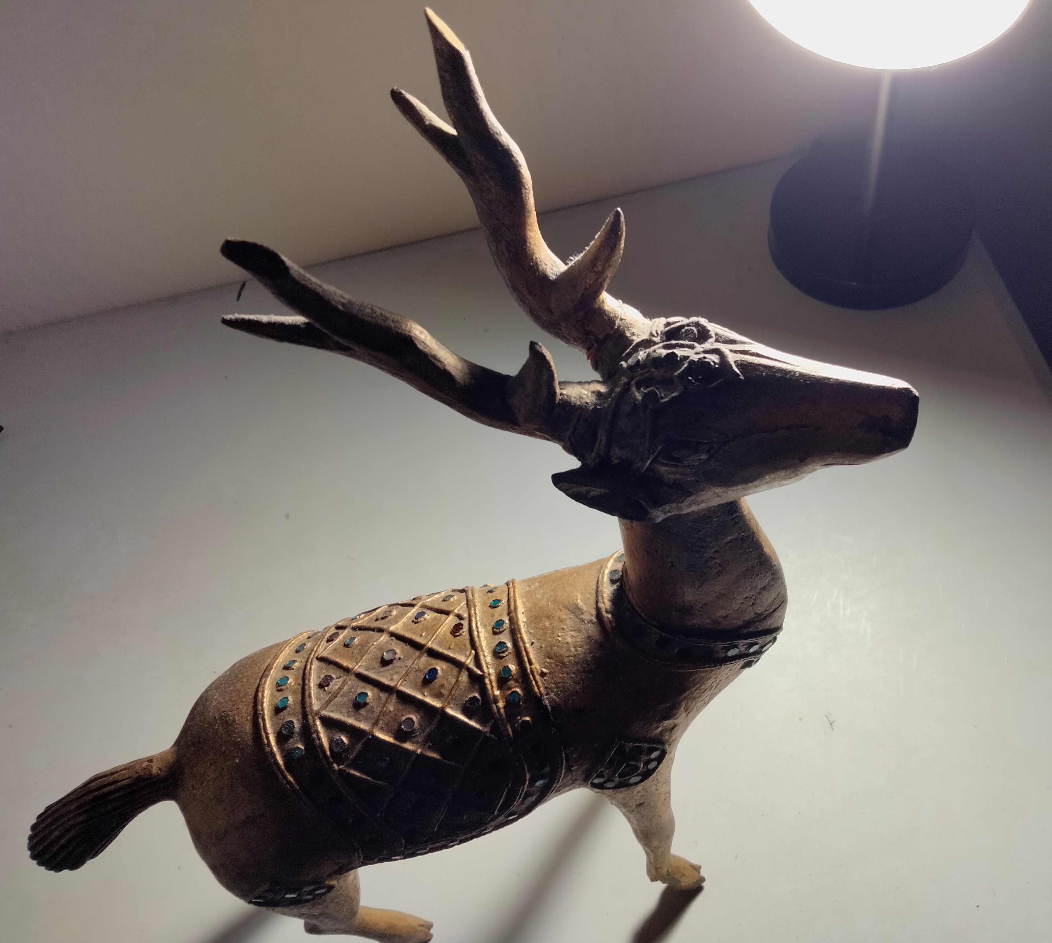 https://0201.nccdn.net/4_2/000/000/03f/ac7/deer---old-wooden-sculpture.jpg