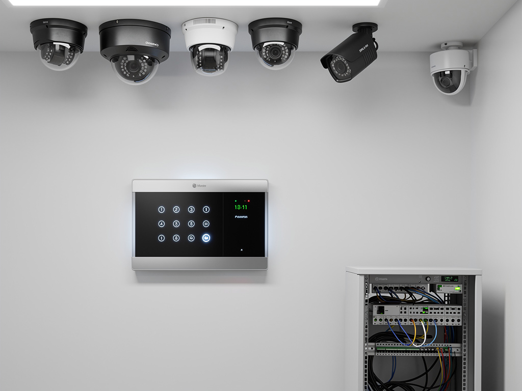 Sistema de seguridad con cámaras CCTV, panel de control de alarma y rack de red en sala técnica