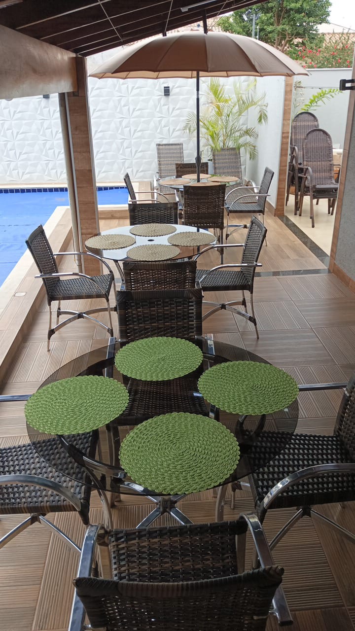 Área externa com  mesas e cadeiras Luanda 