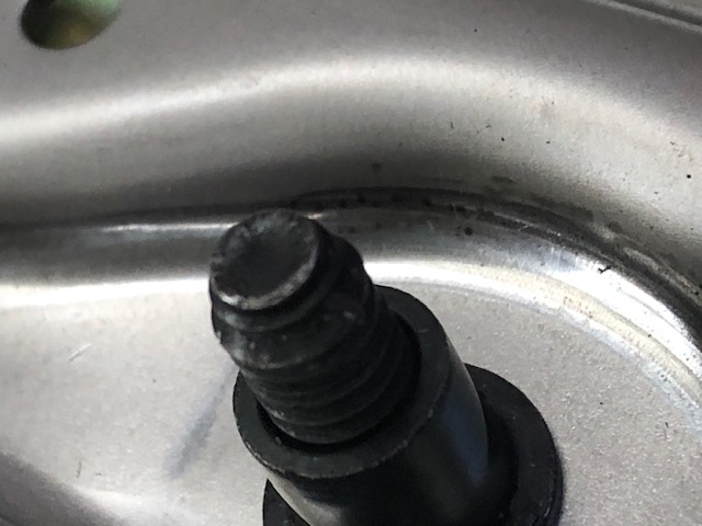 Instalación de pernos en construcción de chasises de
asientos