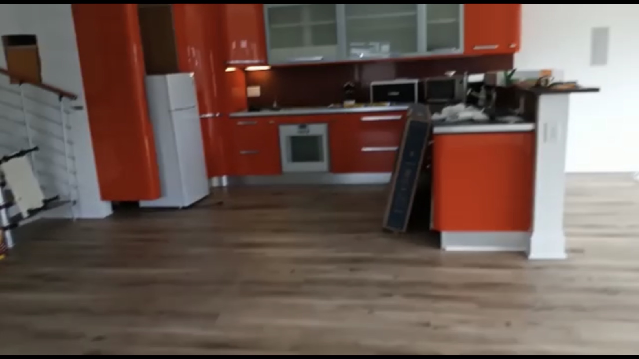 Kitchen with vinyl flooring 4