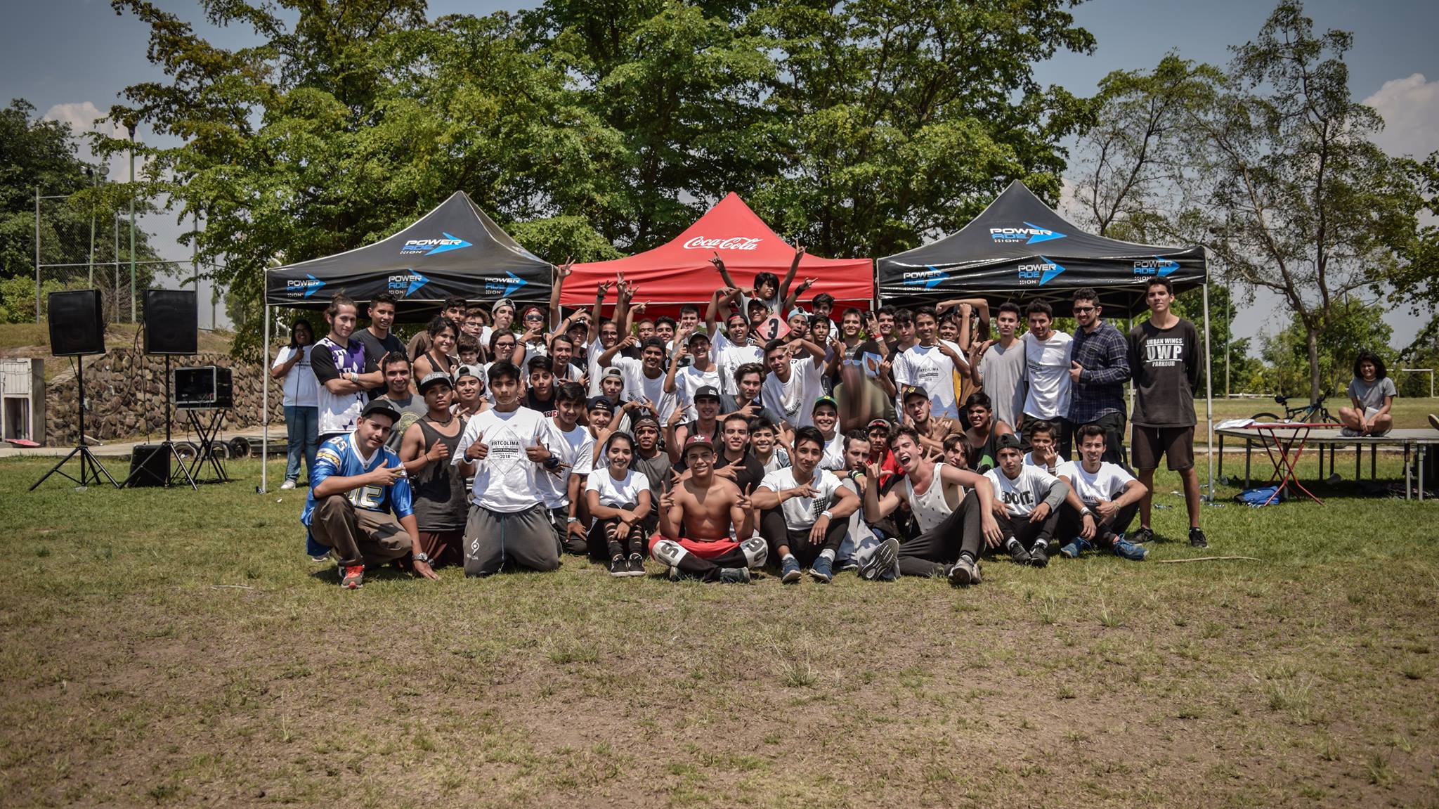 Un grupo de practicantes en un evento