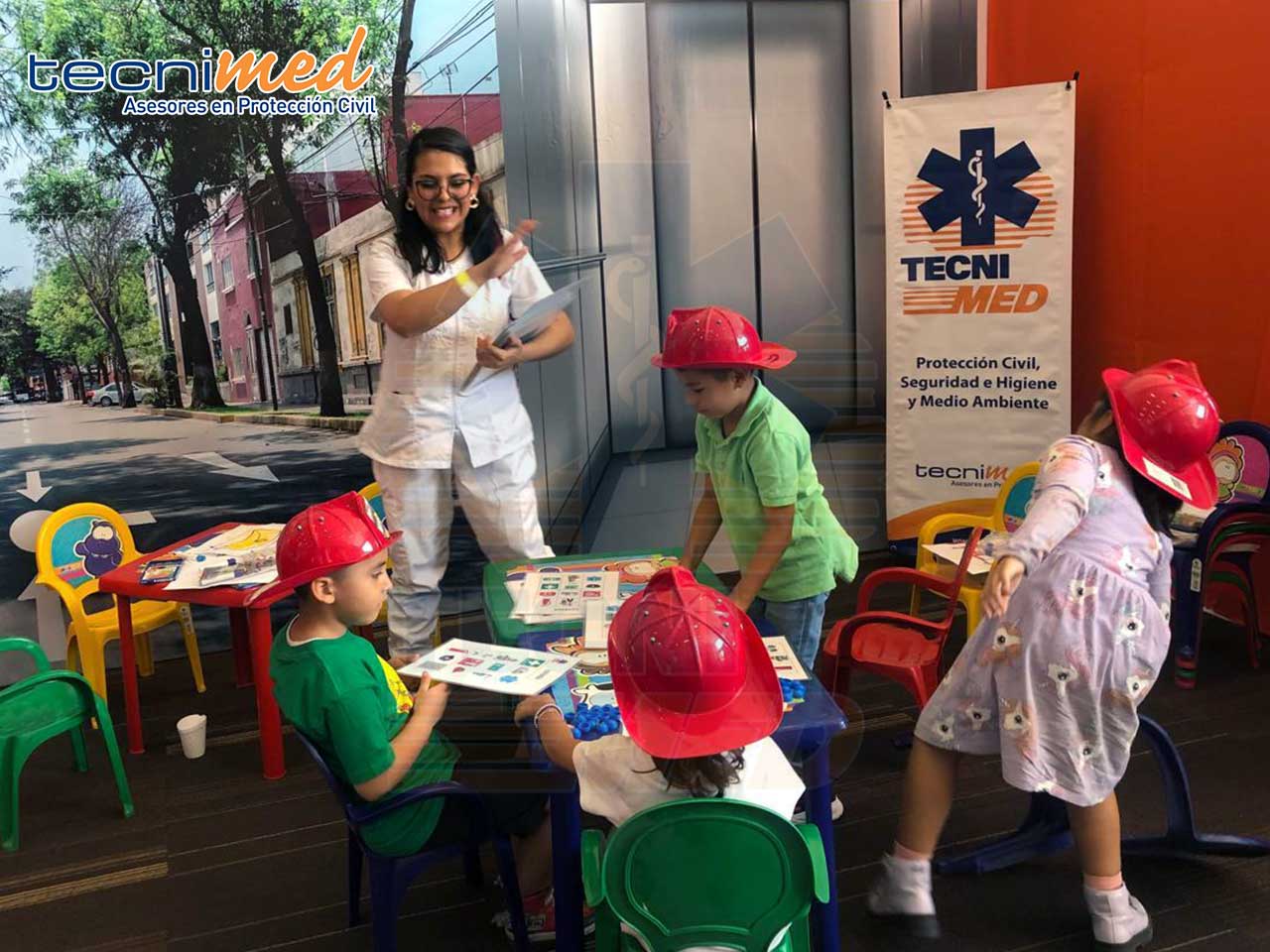 Robot humanoide futurista con auriculares trabajando en un entorno tecnológico lleno de pantallas digitales iluminadas.