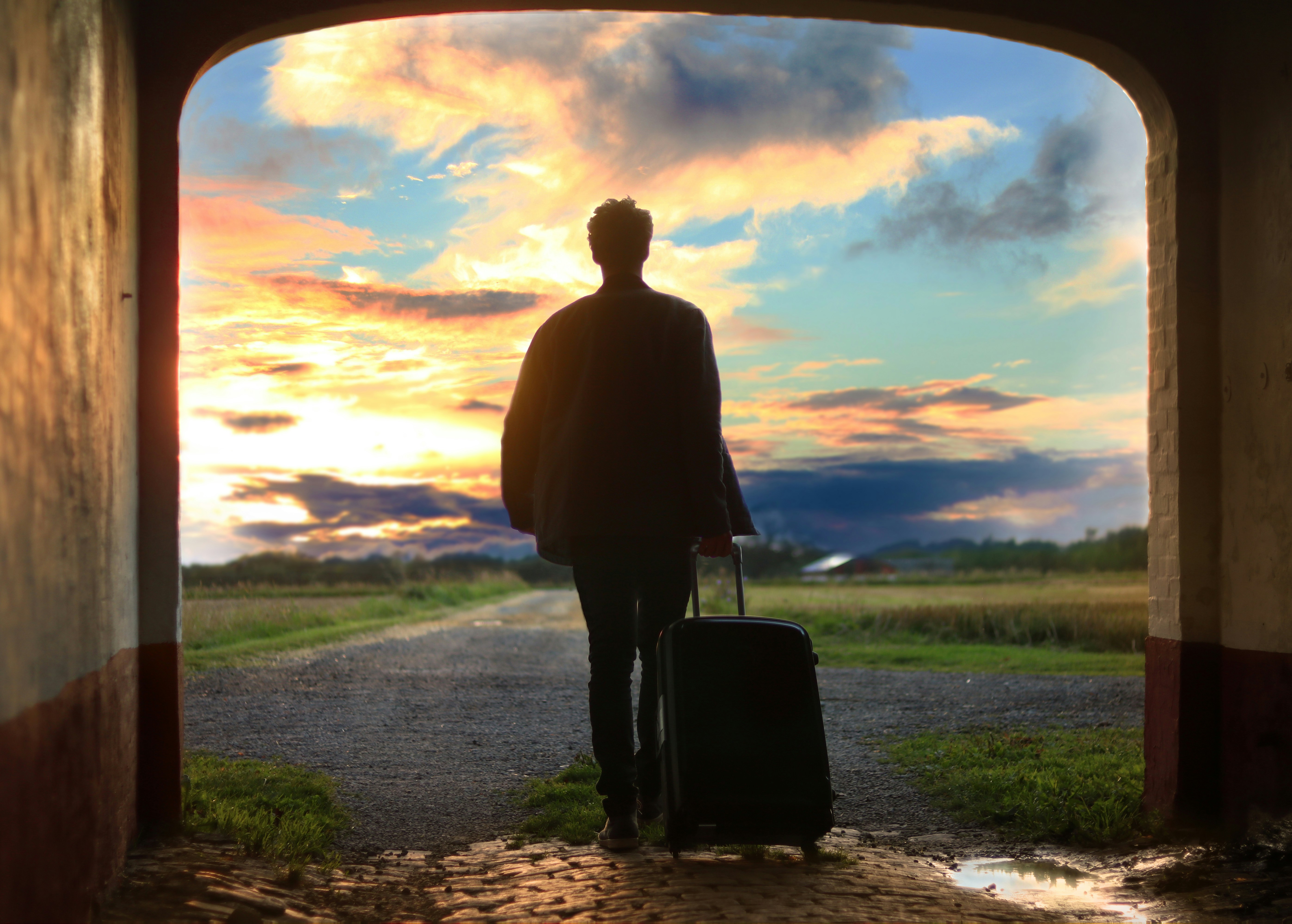 Profesionales de negocios estrechan la mano durante reunión en oficina moderna con gráfico de crecimiento en pantalla