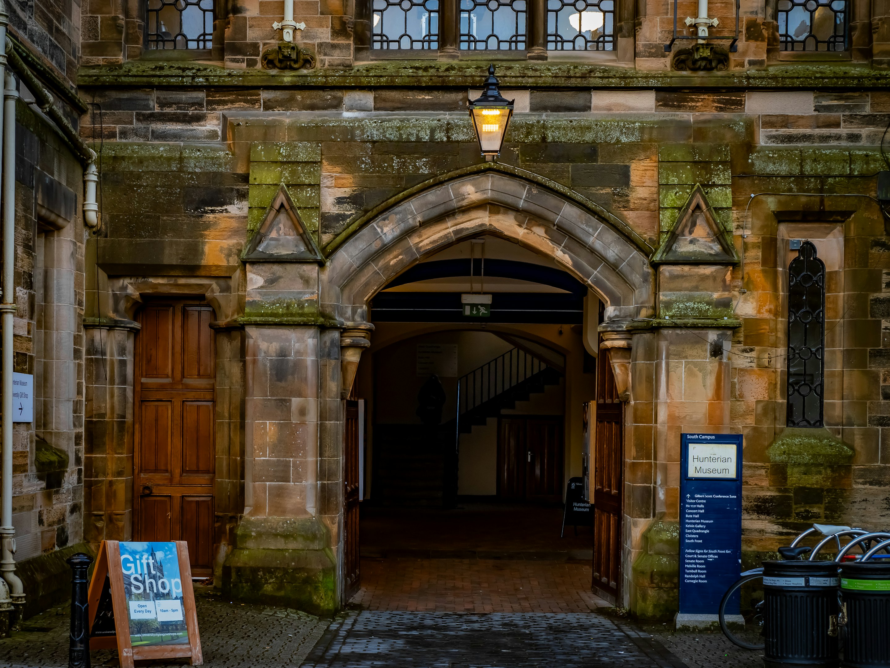 un edificio antiguo con un cartel frente a él
