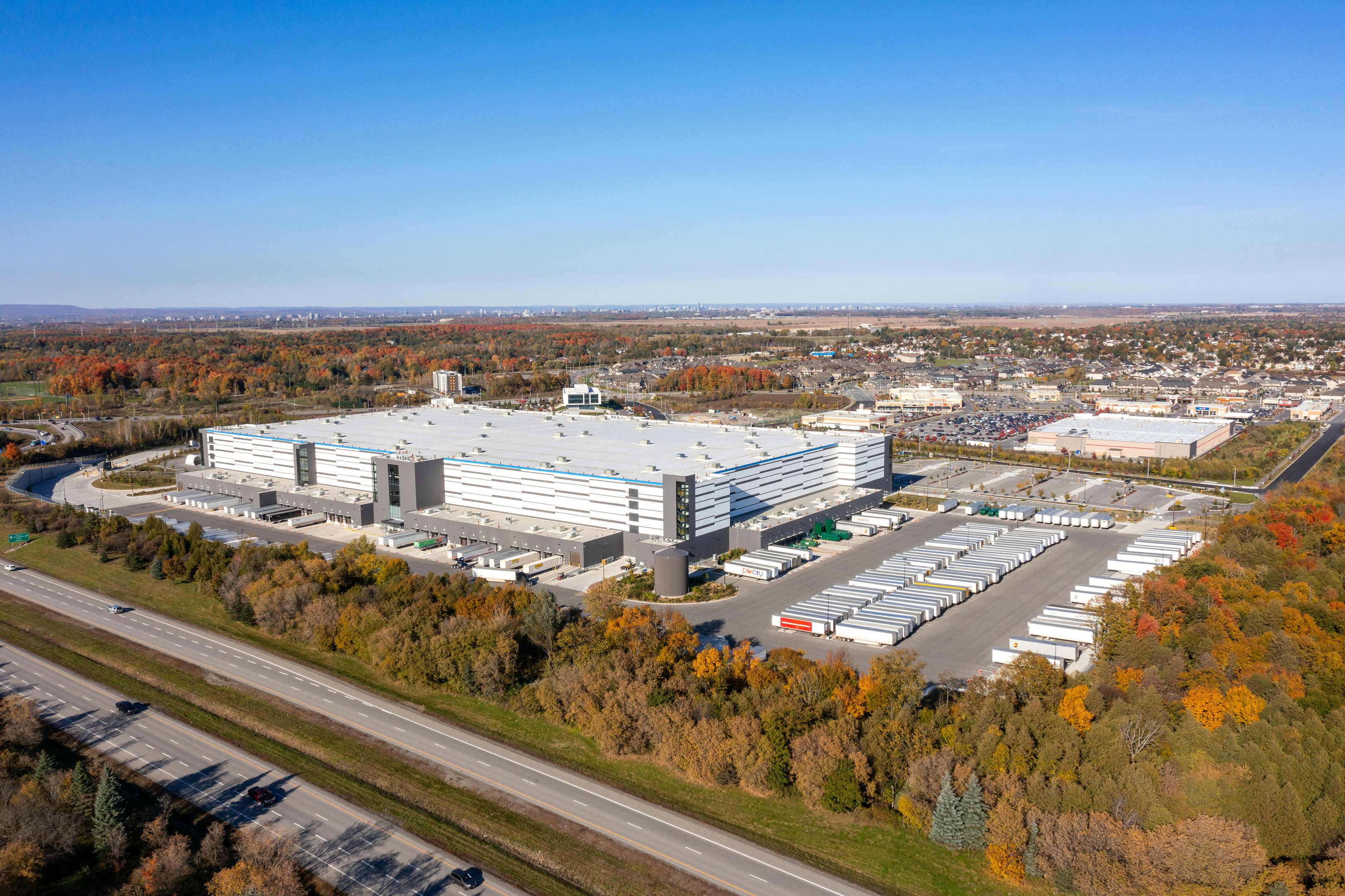 un gran edificio con estacionamiento