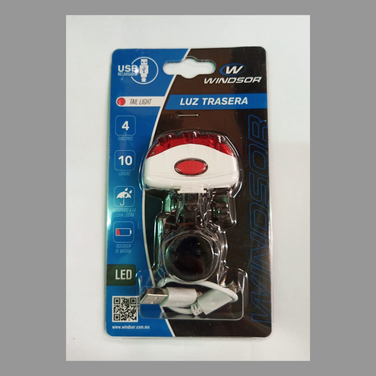 Luz Trasera.  Recargable Incluye cable USB