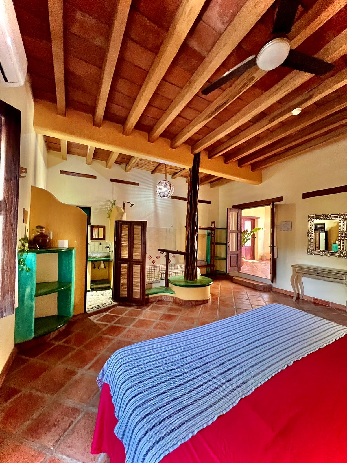 Habitación moderna y acogedora con cama grande, escritorio y ventana panorámica con vista a la montaña. Habitación moderna y acogedora con cama grande, escritorio y ventana panorámica con vista a la montaña.