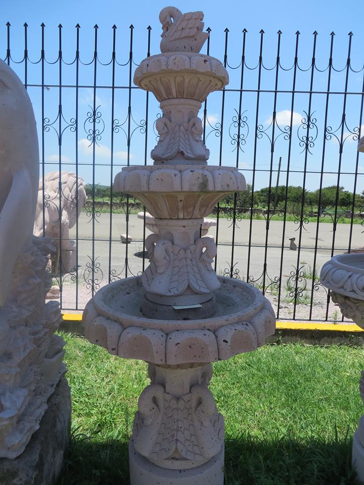 Fuente de cisnes 1.60m X 2.00m Peso aprox. 300Kg.