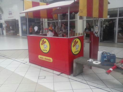 Gráficos en recorte de vinil sobre isla