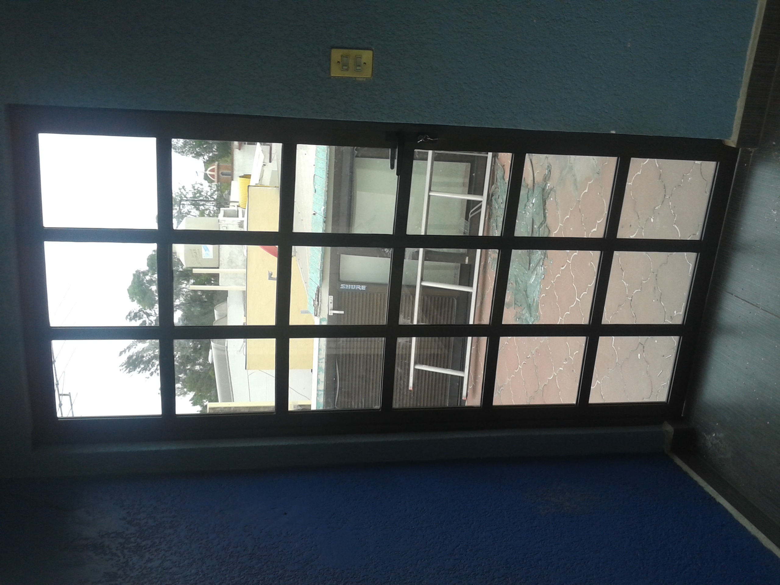 Puerta de aluminio de 3" negra a acuadros