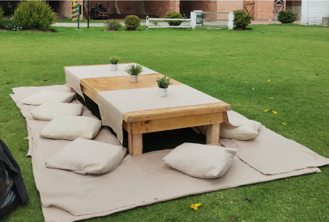 Cojines
Colores disponibles
Azul celeste,Azul rey,Azul menta,rosado pastel
blanco, rojo ,Amarillo,lila,beige,
verde menta,verde manzana,morado, negro
naranja
44cm x 44cm
Alquiler $ 5.000
Precio Unitario