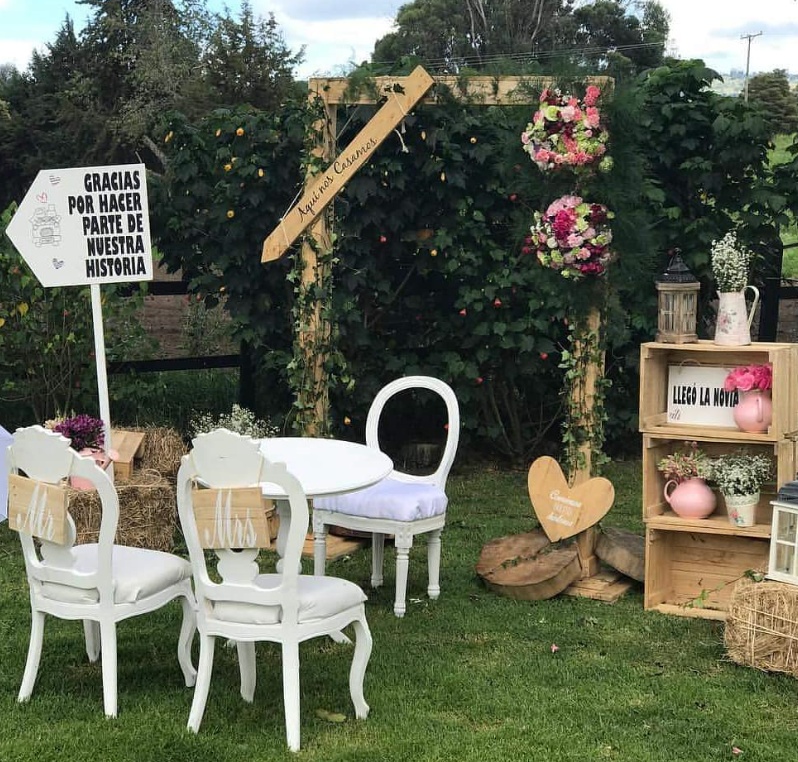 Sillas Isabelinas
Alquiler $25.000
Mesa redonda pequeña
Alquiler $50.000 Precio unitario