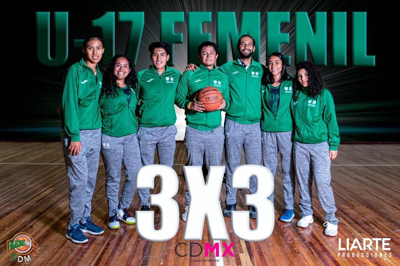 Grupo de jóvenes atletas con uniforme verde posando en cancha de baloncesto, con balón en mano, bajo el texto 'U-17 Femenil 3x3'.