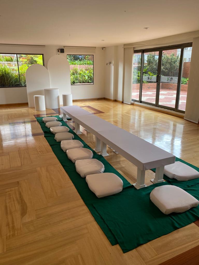 Mesa Rectangular Tapizada Baja
Con 6 Cojines+Manta
$80.000 Alquiler
Manejamos Variedad De Colores