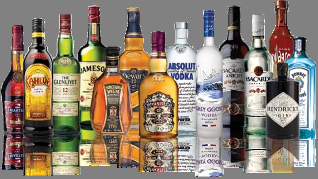 Selección de productos horneados con pan, bollos, patatas fritas y frutas frescas, ubicado en un estante de supermercado.