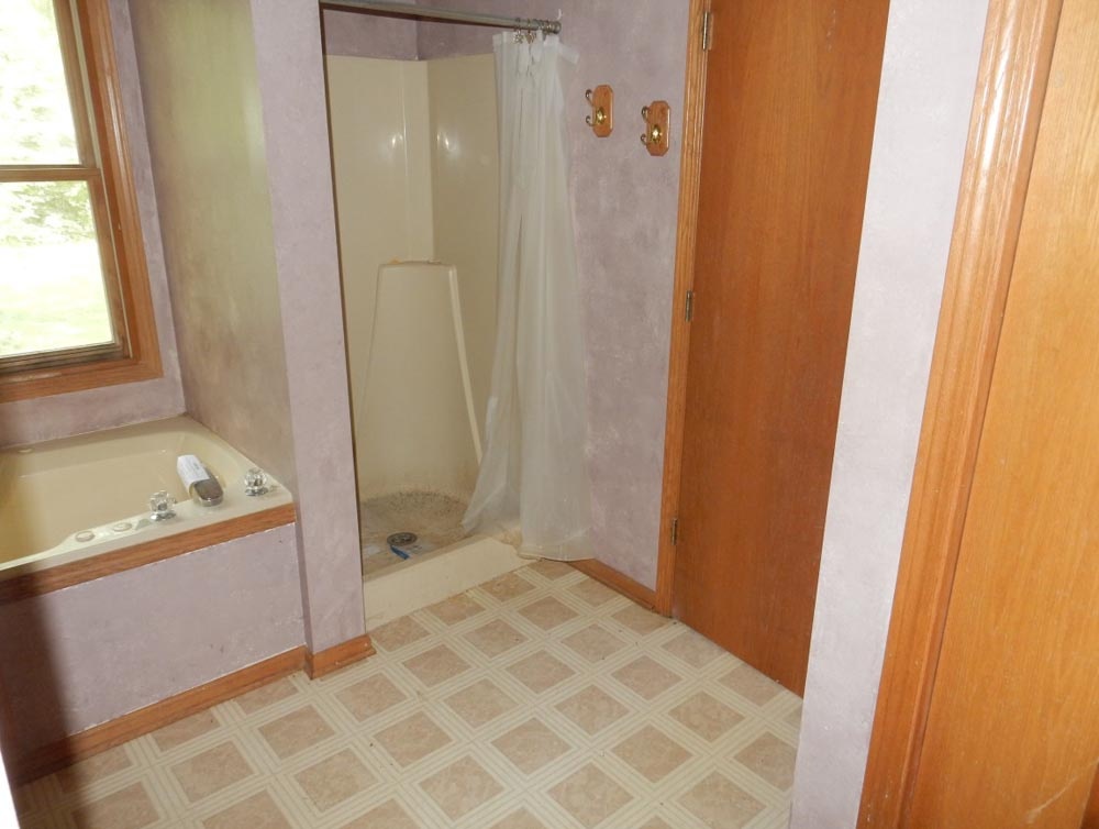 https://0201.nccdn.net/4_2/000/000/046/6ea/BathroomShowerAndBathtubBeforeRenovation-1000x754.jpg