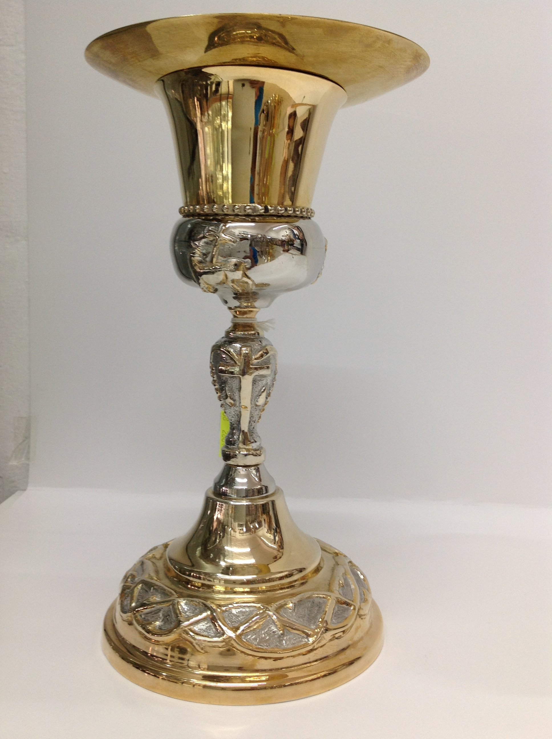 CALIZ EN CHAPA COMBINADO CON DISEÑO DE CORONA DE ESPINAS Y MANGO PLATA CON CRUZ DORADA

preguntar por existencias.